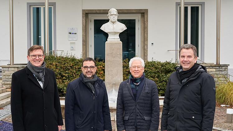 Gruppenbild der Beteiligten vor dem Kneippianum: Stephan Greb (von links) mit Gesundheitsminister Klaus Holetschek, Dieter Glass, Geschäftsführer der Glass GmbH (Inhaberin der Immobilie) sowie Stefan Welzel, Bürgermeister Bad Wörishofen. Foto: Tobias Hartmann, Foto Hartmann