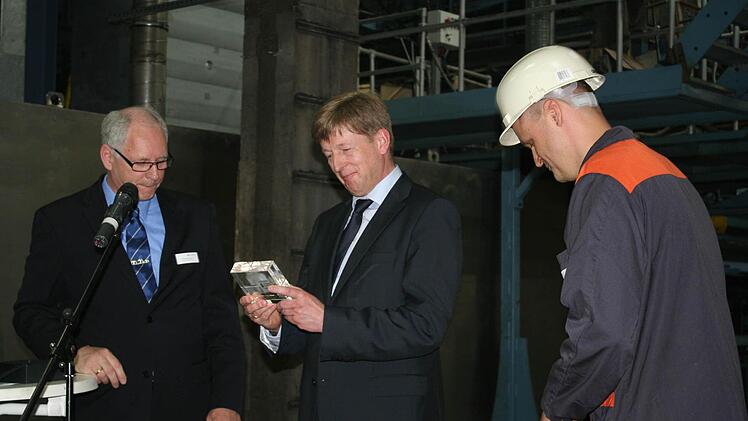 Michael Tissarek von der Firma Disa überreicht Josef Ramthun und Uwe Schellhorn ein Geschenk.