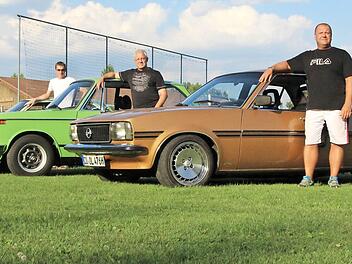 Ein BMW 1802 flankiert von zwei Opel Ascona B. Maik Taubert (vorne), Bernd Oberender (Mitte) und Marco Geisthardt zeigen stolz ihre Fahrzeuge aus den 70er Jahren. Von den Autos den 70er und 80er gibt es am Sonntag in Gauerstadt noch mehr zu sehen.  Fotos: Thomas Heuchling