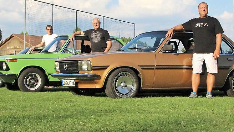 Ein BMW 1802 flankiert von zwei Opel Ascona B. Maik Taubert (vorne), Bernd Oberender (Mitte) und Marco Geisthardt zeigen stolz ihre Fahrzeuge aus den 70er Jahren. Von den Autos den 70er und 80er gibt es am Sonntag in Gauerstadt noch mehr zu sehen.  Fotos: Thomas Heuchling