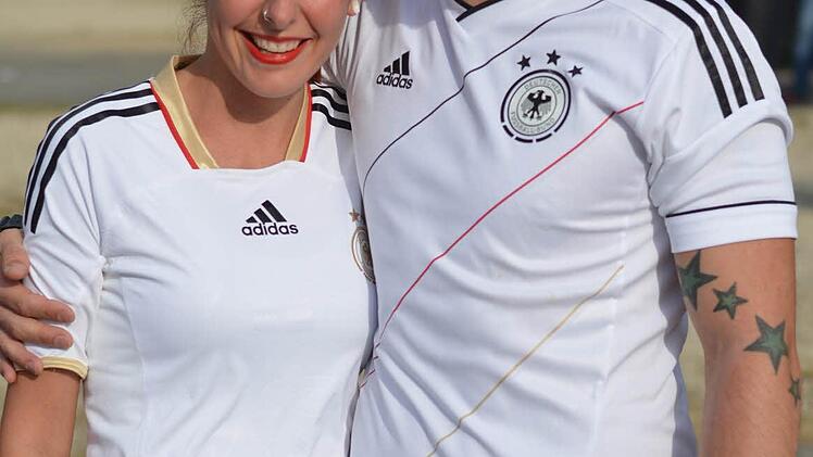 Antonella und Chris aus Fürth drücken Deutschland und am Tag danach Italien die Daumen.