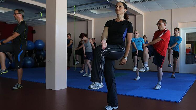 Dehnübungen im Rahmen des Funktionstrainings im Fitness-Studio  Fotos: Matthias Hoch
