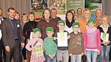 Für ihre engagierte Kinder- und Jugendarbeit im Wettbewerb "Junges Gemüse" wurden die Vertreter von elf Vereinen ausgezeichnet. Darunter ist auch Neubrunn, der als "Verein des Jahres" gewürdigt wurde.