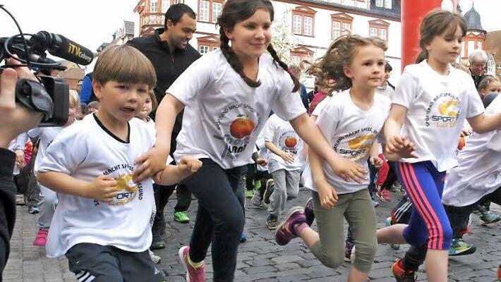 Voller Eifer starten die j&uuml;ngsten Teilnehmer in den Kinderlauf.  Foto: Christoph Winter
