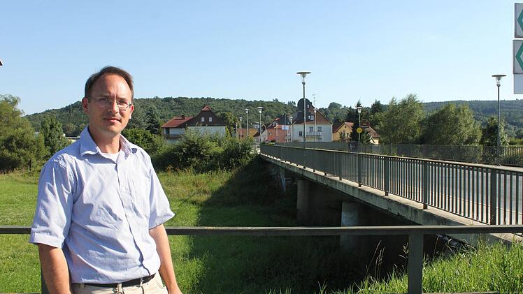 Matthias Trau vom Wasserwirtschaftsamt Kronach an der Stelle, an der die Arbeiten demnächst fortgesetzt werden. Foto: popp