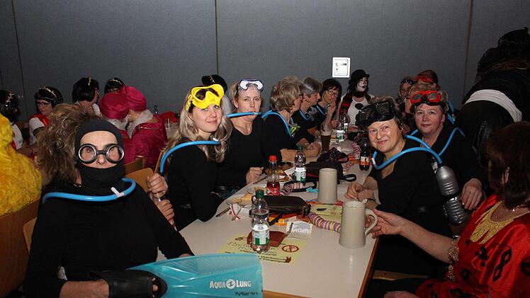 Taucherinnen aus Mühlhausen hatten ihren eigenen Sauerstoff dabei .Evi Seeger