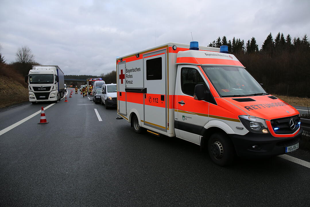 Schwerer Unfall im Landkreis Wunsiedel: Vier Fahrzeuge krachen ineinander