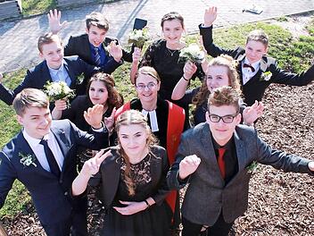 Die Konfirmanden und Pfarrerin Tabea Richter waren voller Vorfreude auf den Gottesdienst. Foto: Sabine Thienelt