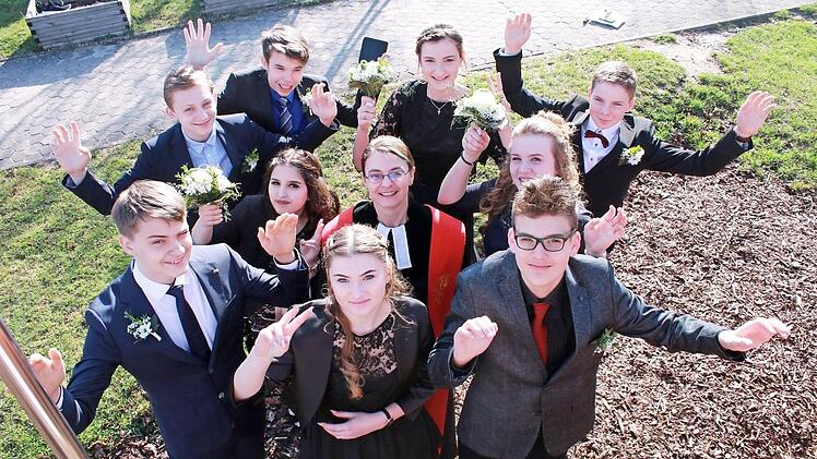 Die Konfirmanden und Pfarrerin Tabea Richter waren voller Vorfreude auf den Gottesdienst. Foto: Sabine Thienelt
