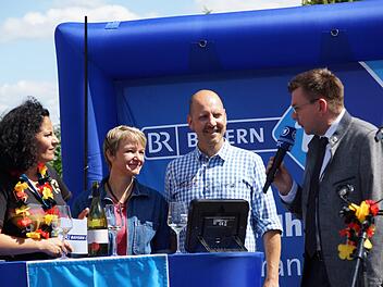 Moderatorin Irina Hanft (links) im Gespräch mit dem Winzerpaar Lange und Bürgermeister Armin Warmuth (rechts).Foto: Arkadius Guzy