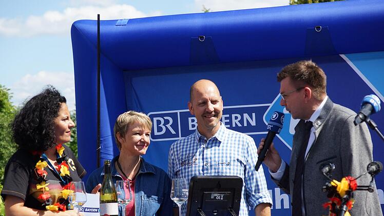 Moderatorin Irina Hanft (links) im Gespräch mit dem Winzerpaar Lange und Bürgermeister Armin Warmuth (rechts).Foto: Arkadius Guzy