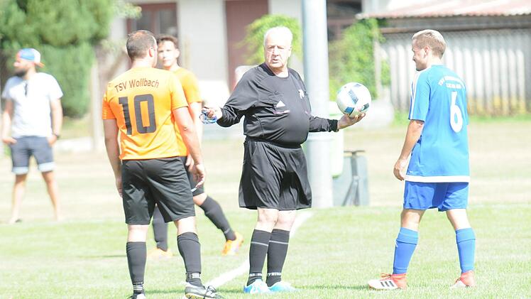 Ball in der Hand: Platzwahl des Schiedsrichters beim Spiel der SG Arnshausen gegen den TSV Wollbach II.ssp