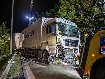Laster kommt von Stra&Atilde;&Yuml;e ab und f&auml;hrt Laterne und Leitplanke um