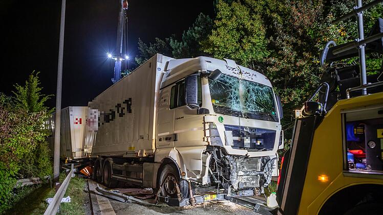 Laster kommt von Stra&Atilde;&Yuml;e ab und f&auml;hrt Laterne und Leitplanke um