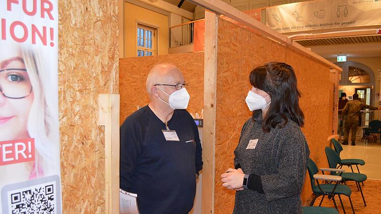 Im Bad Kissinger Kreisimpfzentrum: Die stellvertretende Verwaltungsleiterin des Impfzentrums Katharina Edelmann im Gespräch mit BRK-Sanitäter Bruno Weigand.