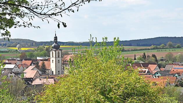 Ort im Gr&uuml;nen: R&uuml;gheim mit der Dekanatskirche. Hier findet am 15. Mai die Gartenb&ouml;rse statt.