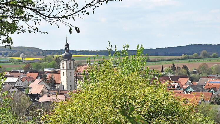 Ort im Grünen: Rügheim mit der Dekanatskirche. Hier findet am 15. Mai die Gartenbörse statt.