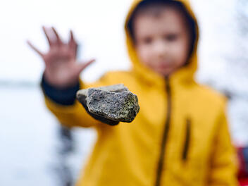 Kreis Kulmbach: Schlechter "Aprilscherz" - Junge bewirft Postbotin mit Steinen
