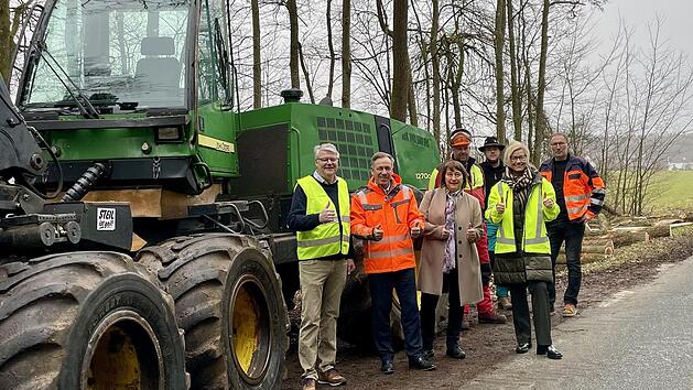 Landrat Alexander Tritthart (2.&nbsp;v.&nbsp;l.) macht sich gemeinsam mit Eckentals B&uuml;rgermeisterin Ille D&ouml;lle (r.) und Kalchreuths B&uuml;rgermeister Otto Klau&szlig;ner (l.) und der stellvertretenden Landr&auml;tin Gabriele Klau&szlig;ner ein Bild von den Arbeiten f&uuml;r den neu...