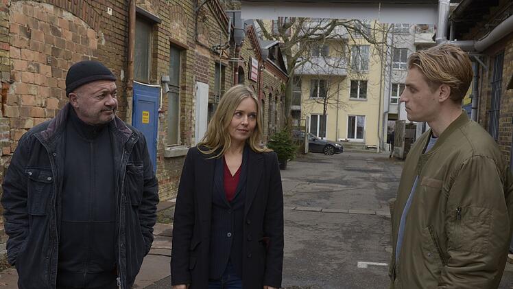 Auf dem Weg zu Alexander Br&ouml;sser treffen Otto (Florian Martens) und Linett (Stefanie Stappenbeck) auf Mike Holland (Nico Ehrenteit, rechts) und ahnen nicht, dass er der zweite T&auml;ter ist.