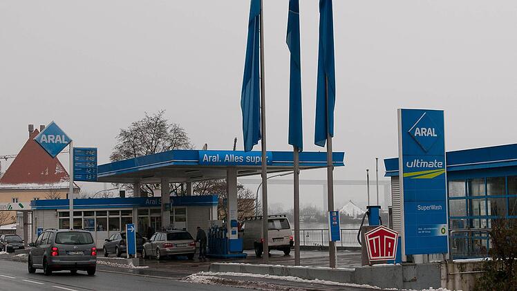 Sollte die Aral-Tankstelle abgerissen werden, wird nach derzeitigen Planungen eine Tankstelle an einem anderen Standort errichtet. Sein Wort wollte Bürgermeister Erich Hegwein dafür allerdings trotz Aufforderung in der Bürgerversammlung nicht geben. Foto: Tobias Köpplinger (Archiv)