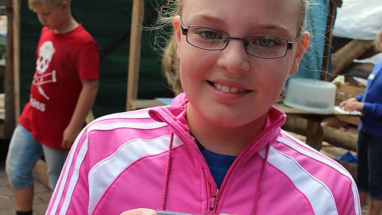 Lara-Marie zeigt den Pass, der alle Türen öffnet.