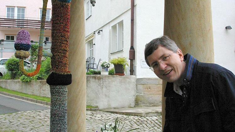 Der bestrickte Dorfbrunnen hat es Martin Berwind besonders angetan. Foto: Bettina Knauth