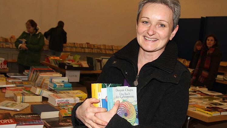 Elke Kolb aus Mainleus ist fündig geworden. "Ich suche nicht nach etwas Speziellem, sondern nach etwas, was mich anspricht", sagt sie. Foto: Sonja Adam