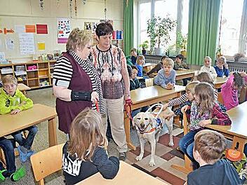 Blindenhund "Dandy" war der Stargast in der Schule Reitsch. Er faszinierte die Schüler der Klasse 3 b durch außergewöhnliche Fähigkeiten. Mit im Bild die beiden Blindenhundeführerinnen Isabella Mittelsdorfer (links) und Brigitte Münzel.  Foto: Karl- Heinz Hofmann