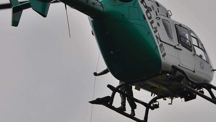 Eine ganz besondere Ausbildung für die Bergwacht Rhön-Main-Spessart war eine Übung mit dem Polizeihubschrauber im Stengerts bei Bischofsheim. Hier ging es um das Abseilen aus dem Hubschrauber und das Versorgen von Verletzten, sowie das Retten aus unwegsamem Gelände.   Foto: Hanns Friedrich