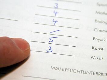 Nicht gerade ein Grund zur Freude sind die Noten auf diesem Zeugnis. Das schlechte Zeugnis den Eltern beizubringen, kann etwas unangenehm werden, muss es aber nicht. Foto: dpa