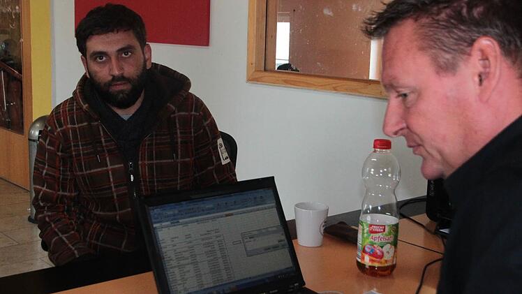 Stefan Schick bei der Registrierung von Wajin (30) aus Syrien. Ihm stehen die Strapazen der Flucht ins Gesicht geschrieben.  Foto: Andreas Oswald