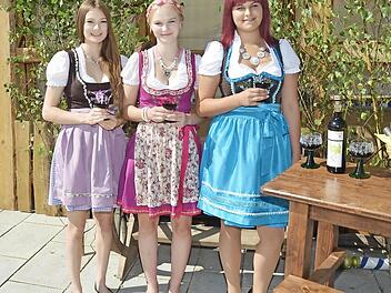 Diese Mädels bewerben sich um den Thron der Weinkönigin Pressig 2016 (von links): Theresa Tumbach, Elisa Neubauer und Lea Fehn. Foto: K.- H. Hofmann