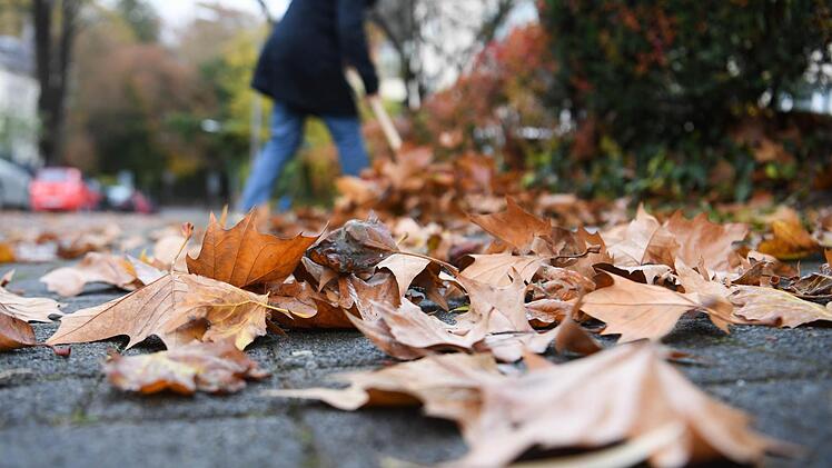 In Adelsdorf müssen die Bürger künftig nicht mehr nur ihre Gehwege, sondern auch die Straße wieder selbst reinigen. Foto: dpa