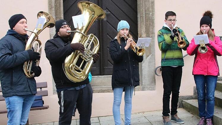 Mit Blasmusik bedankten sich Mitglieder der Jugendmusikschule für den Scheck über 500 Euro von Kaufhaus Mürscht. Sie spielten am Samstagmorgen auch vor Geschäften in der Mürschter Innenstadt. Foto: Dieter Britz