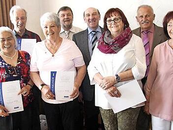 Heinrich Gumbrecht, Muk Scheiner, Hans Mutter, Heidi Niersberger, die beiden Bürgermeister Horst Rehder und Bernhard Seeberger, Ursula Schiebe, Valentin Schaub und Hella Reinke (v. l.) Foto: Richard Sänger