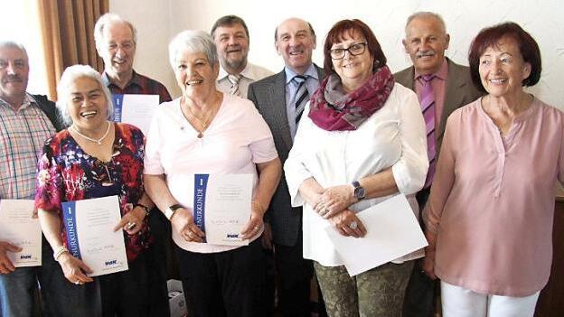 Heinrich Gumbrecht, Muk Scheiner, Hans Mutter, Heidi Niersberger, die beiden Bürgermeister Horst Rehder und Bernhard Seeberger, Ursula Schiebe, Valentin Schaub und Hella Reinke (v. l.) Foto: Richard Sänger