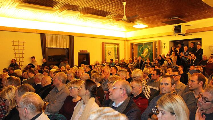 Das Steinerne Wirtshaus platze am vergangenen Donnerstag aus allen Nähten. Foto: Julia Raab