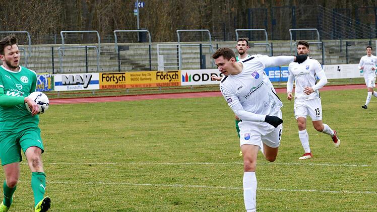 Nach diesem Kopfball von Patrick Görtler hätte der FCE ebenfalls gern einen Handelfer bekommen. Der Schiri sah es anders.  Ein Grenzfall: Der Ball berührt die Hand, die Distanz ist relativ groß, die Handhaltung unnatürlich, der Spieler aber in vollem Lauf.Sascha Dorsch