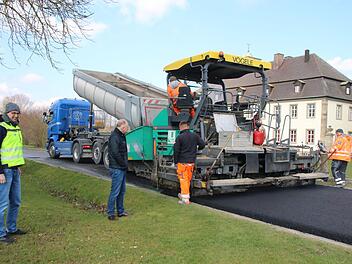 Planer Frank Braun (links) und Bürgermeister Helmut Blank sehen sich die Arbeiten an der Zufahrt zum Rindhof an. Das ist die erste von 26 beschlossenen Straßensanierungen. Thomas Malz