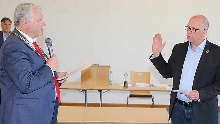 Thomas Limpert (rechts) wurde als Dritter Bürgermeister der Stadt Ebern von Bürgermeister Jürgen Hennemann vereidigt.