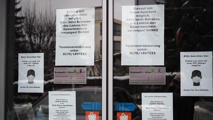 Gewerbeschein, Click & Collect, Maske nicht vergessen: Die Tür bei Leder Kestel gleicht einem Schwarzen Brett.Cindy Dötschel
