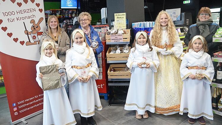 Maria Frech und Herta Burkert-Mazur vom Team &bdquo;1000 Herzen&ldquo;, Christkind Finia Groh und Ideengeberin Anja J&auml;ckisch (von links) freuten sich mit den Engeln &uuml;ber den gelungenen Start der Weihnachtsb&auml;ckerei.