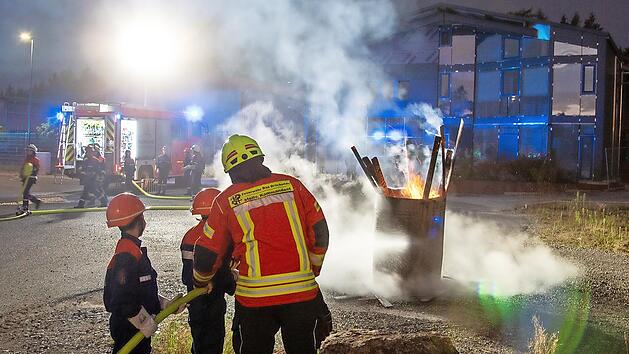 Neben zwei Verkehrsunf&auml;llen mit jeweils einer eingeklemmten Person, waren der Containerbrand am Buchrasen und ein M&uuml;lleimerbrand im Schulzentrum das Highlight der diesj&auml;hrigen Veranstaltung.