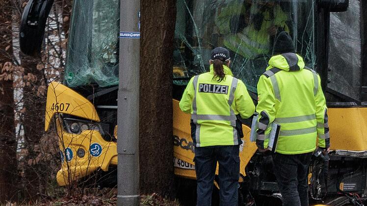 Zw&ouml;lf Verletzt bei Busunfall in Berlin