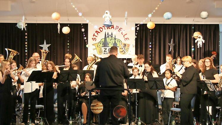 Haupt- und Jugendorchester der Stadtkapelle Zeil (hier nur ein Teil) f&uuml;llten die B&uuml;hne bei ihrem Fr&uuml;hjahrskonzert komplett aus.