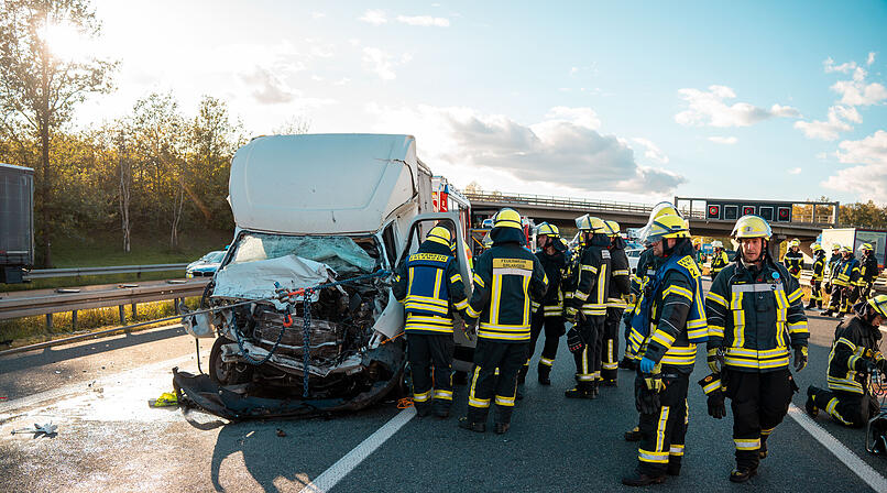 Kleinlaster kracht auf A3 bei Erlangen in Lkw