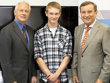 Martin Kapp, Geschäftsführer der Kapp-Gruppe (links) und Franz Brosch, Geschäftsführer der bayme Oberfranken (rechts) überreichten den Kapp-Preis 2012 an Christoph Armann. Foto: Florian Hecky