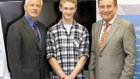 Martin Kapp, Geschäftsführer der Kapp-Gruppe (links) und Franz Brosch, Geschäftsführer der bayme Oberfranken (rechts) überreichten den Kapp-Preis 2012 an Christoph Armann. Foto: Florian Hecky