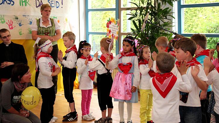 Die Wackelzähne singen ein Begrüßungslied.